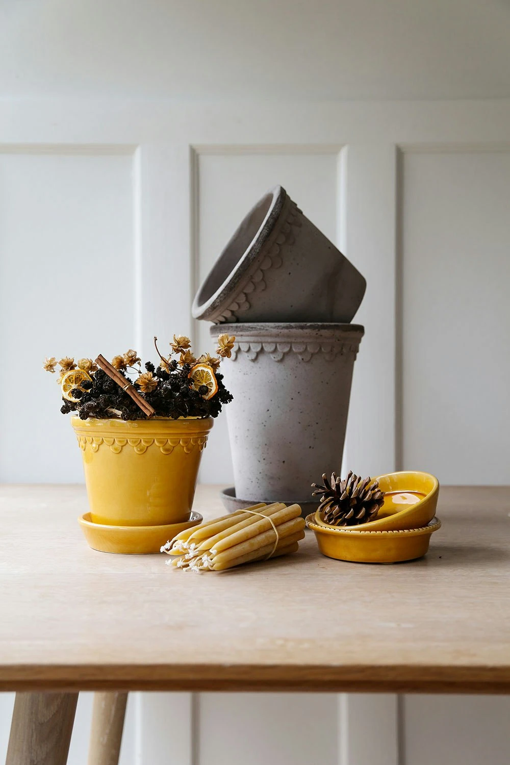 Bergs Potter Copenhagen Topf Mit Unterteller Gelb, Ø14 Cm 2 Bergs Potter Copenhagen Topf Mit Unterteller Gelb, Ø14 Cm – Bild 2