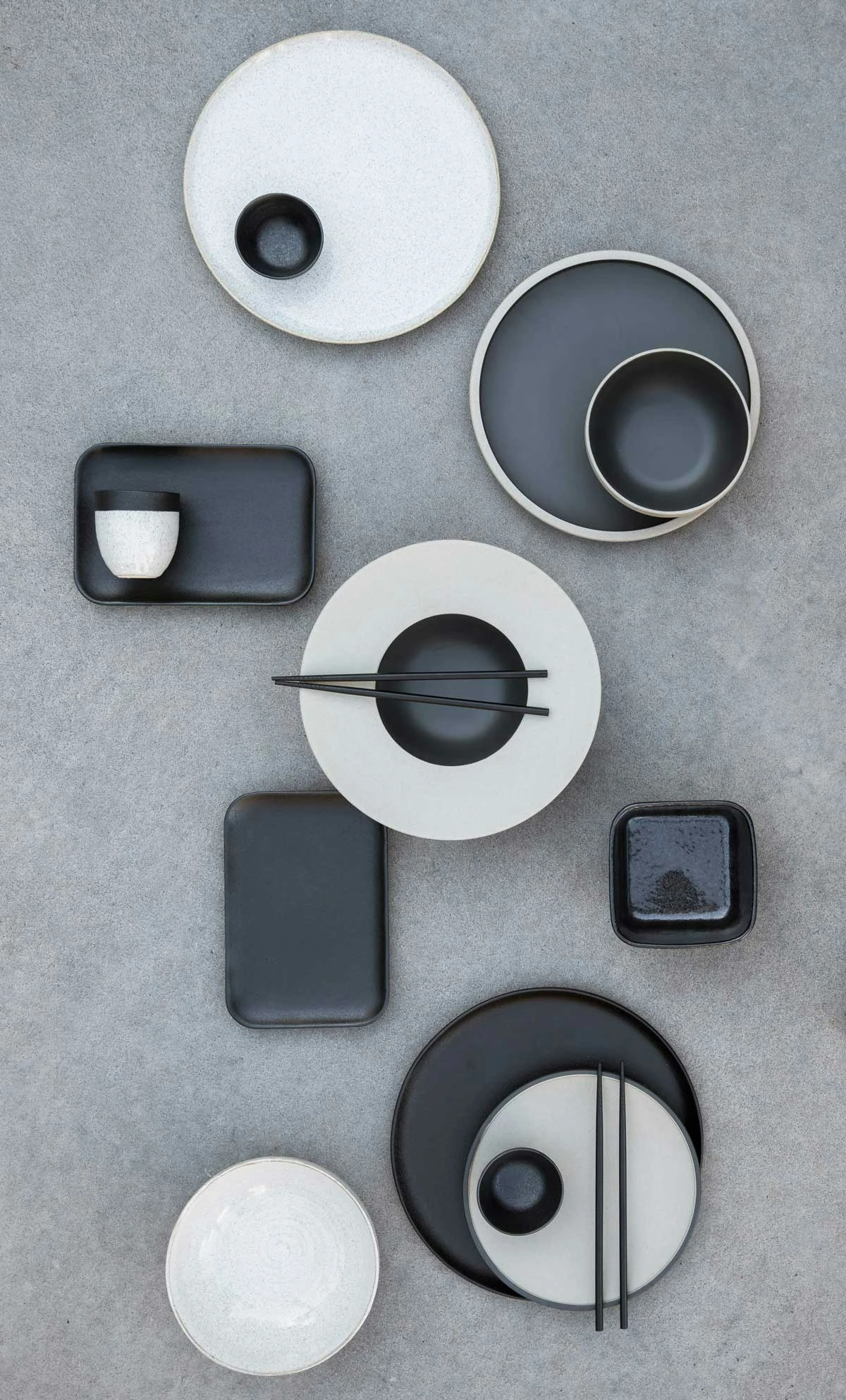 ByOn Fumiko Plate Small 20,5x2 Cm, Beige/Black 2 ByOn Fumiko Plate Small 20,5x2 Cm, Beige/Black – Bild 2