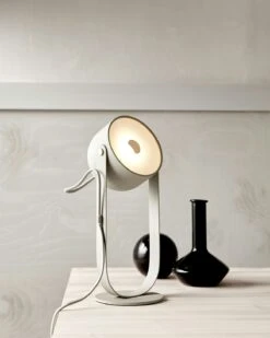 Svejk 13 Tischlampe, Beige/Messing -Royal Design Angebote Möbel Store co bankeryd svejk 13 tischlampe 2