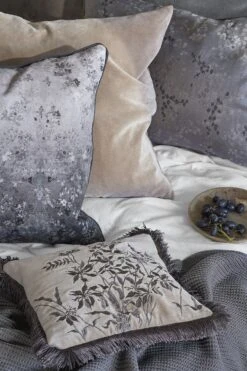 Cozy Living Velvet Soft Kissen 50x50 Cm, Alpaca -Royal Design Angebote Möbel Store cozy living velvet soft kissen 28