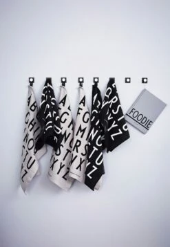 Design Letters Classic Küchenhandtuch 2-er Set, Schwarz -Royal Design Angebote Möbel Store design letters classic kitchen towel 2 pack 1