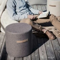 Shepherd Sara Round Wool Pouf 40x40cm, Black -Royal Design Angebote Möbel Store shepherd sara round wool pouf 40x40cm black 1