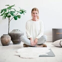 Shepherd Sara Round Wool Pouf 40x40cm, Black -Royal Design Angebote Möbel Store shepherd sara round wool pouf 40x40cm black 2