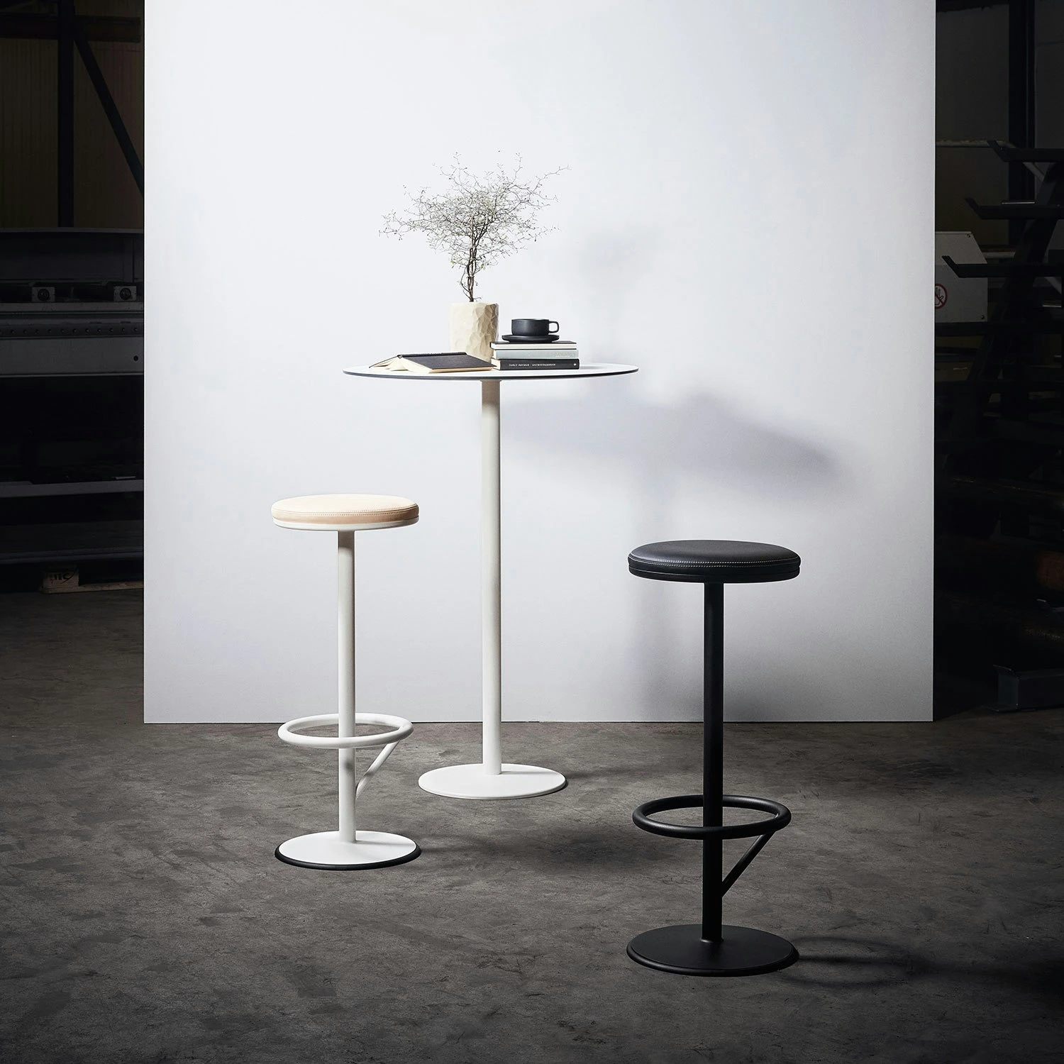 Orbit Barhocker, Weiss/Hellbraun 2 Orbit Barhocker, Weiss/Hellbraun – Bild 2